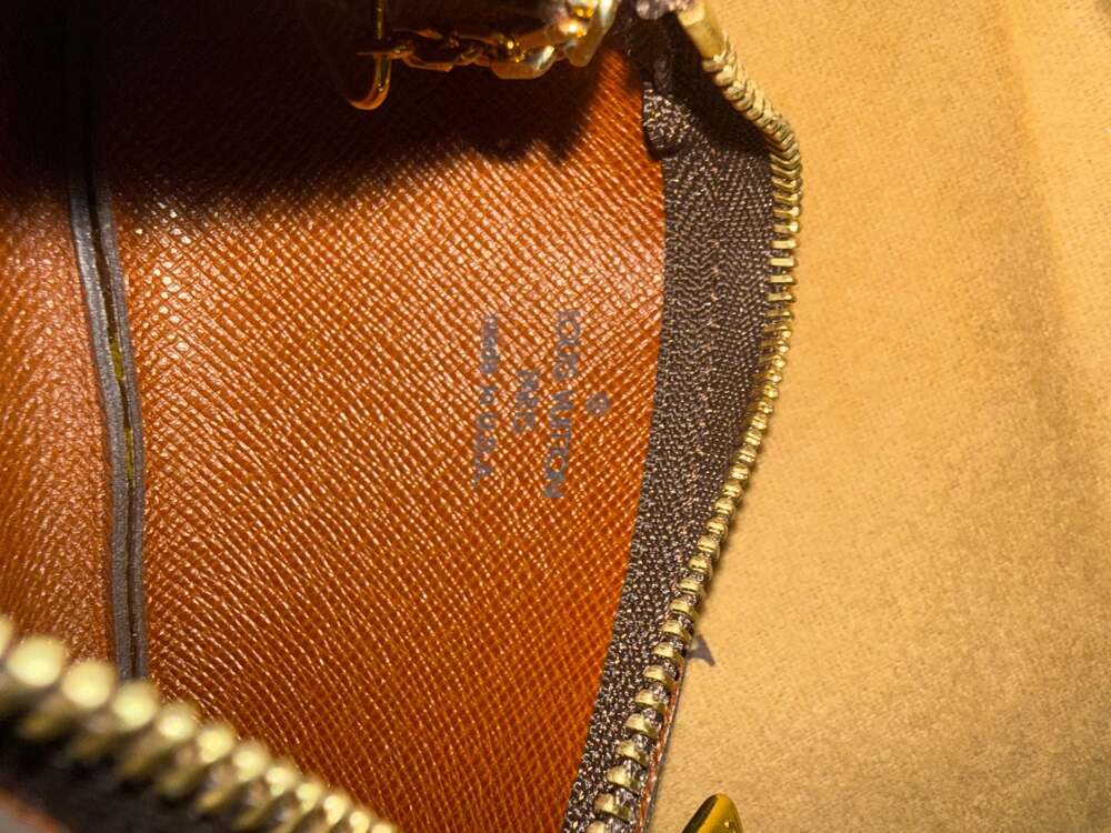 Louis Vuitton Monogram Canvas Key Pouch Cles with dust cover and box - Picture 12 of 16
